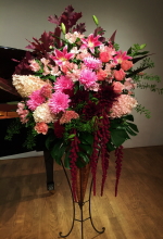 立川市　ピアノ発表会にお届けした秋色シックなスタンド花
