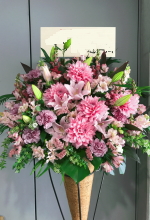 調布市仙川劇場にお届けしたご出演者様のイメージにあわせたピンクのスタンド花