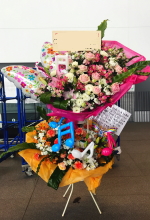 調布市武蔵野の森総合スポーツプラザ　欅坂48様イベントへお届けした花束型スタンド花　バルーンスタンド花