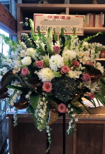 多摩市の開店祝い　アンティークなスタンド花　モノトーンなシック系スタンド花　