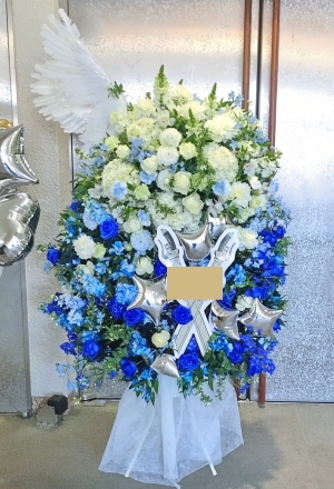 調布市グリーンプラザの声優様イベントにお届けした白から青のグラデーションのスタンド花