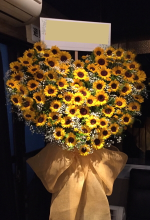 お誕生日のお祝いにお届けした愛溢れるハート形のスタンド花
