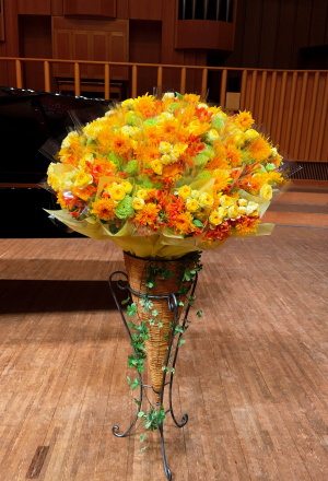 府中市のピアノ発表会の花束スタンド・調布市のピアノ発表会の黄色オレンジ系ブーケスタンド