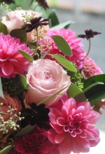 バラのラプソディとダリアのミッチャンの花束
